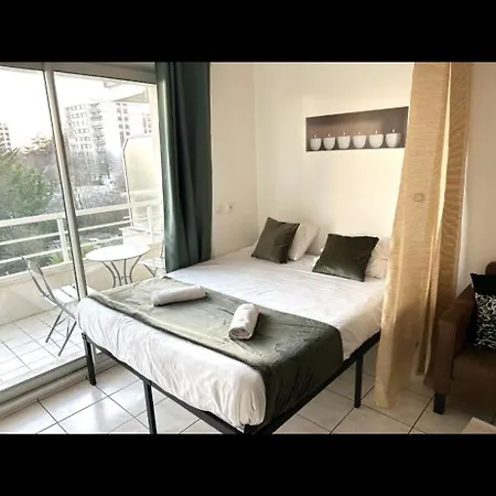 Lumineux Sans Vis A Vis Avec Balcon Prive Apartment